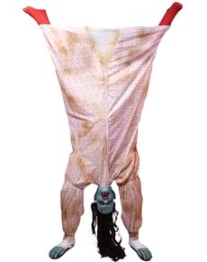 Riivattu käsillään seisova tyttö, naisten asu